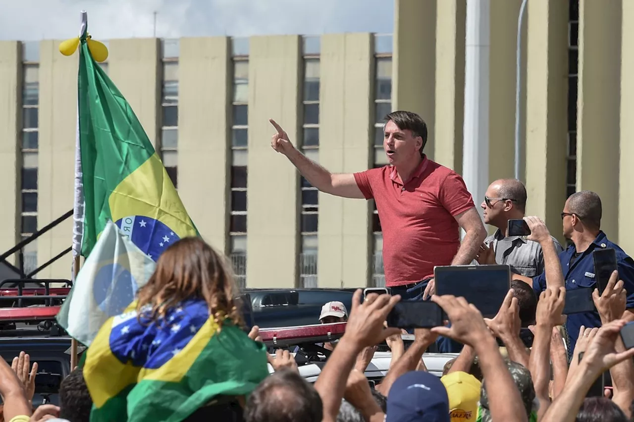 Bolsonaro conspirou com generais e almirante para trair a Constituição