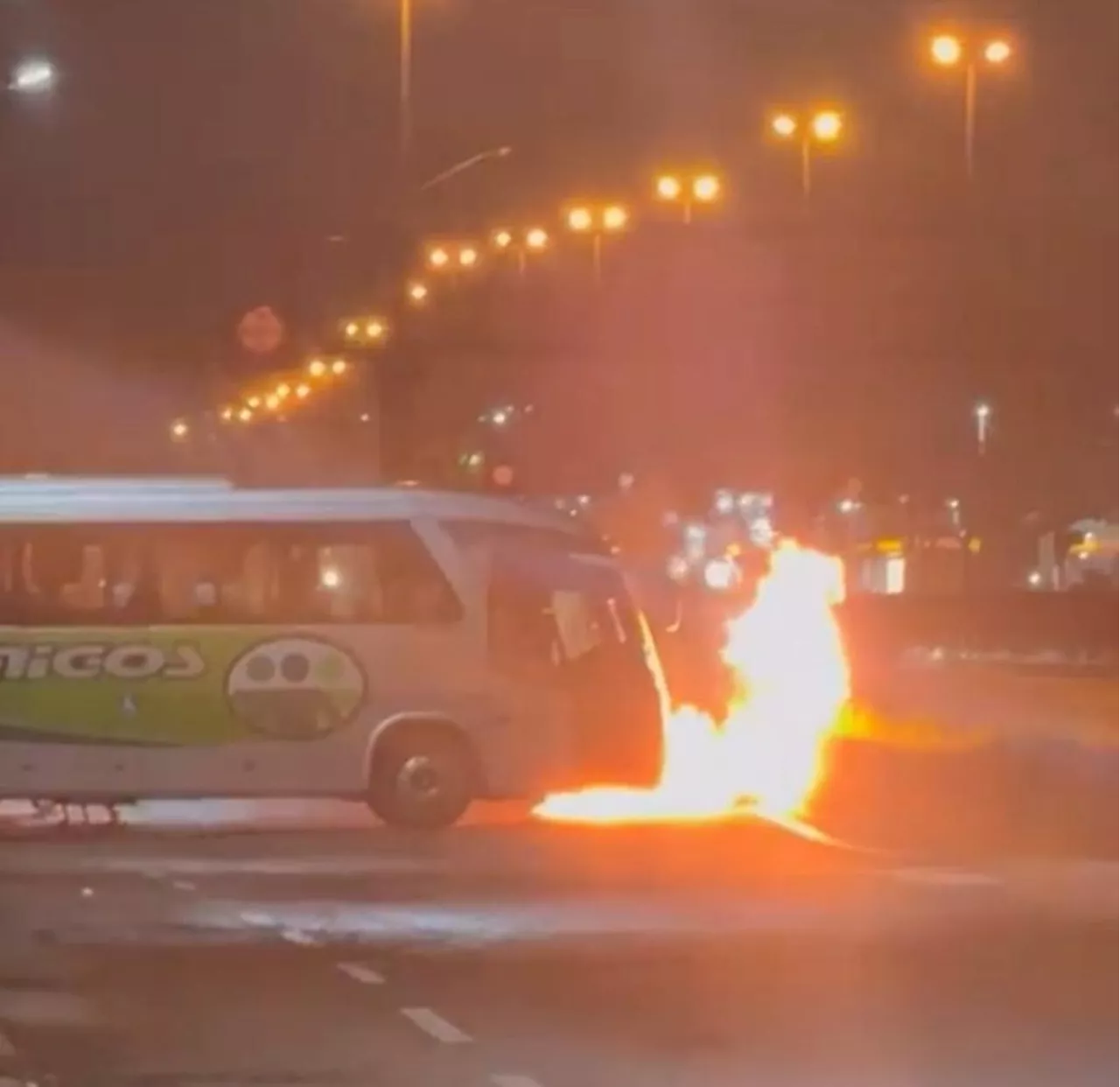 Ônibus é incendiado, e pista lateral da Rodovia Washington Luís, em Caxias, é fechada