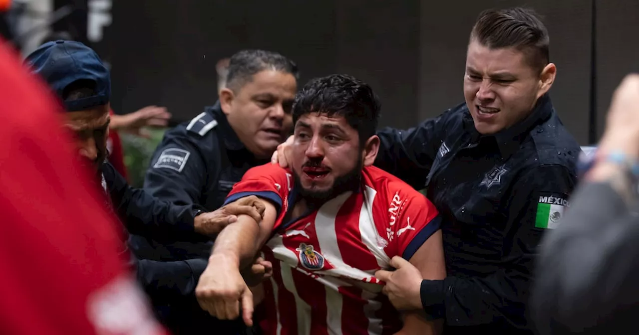 Liga MX: Aficionados de Chivas invaden la cancha tras eliminación en play-in ante Atlas (VIDEO)