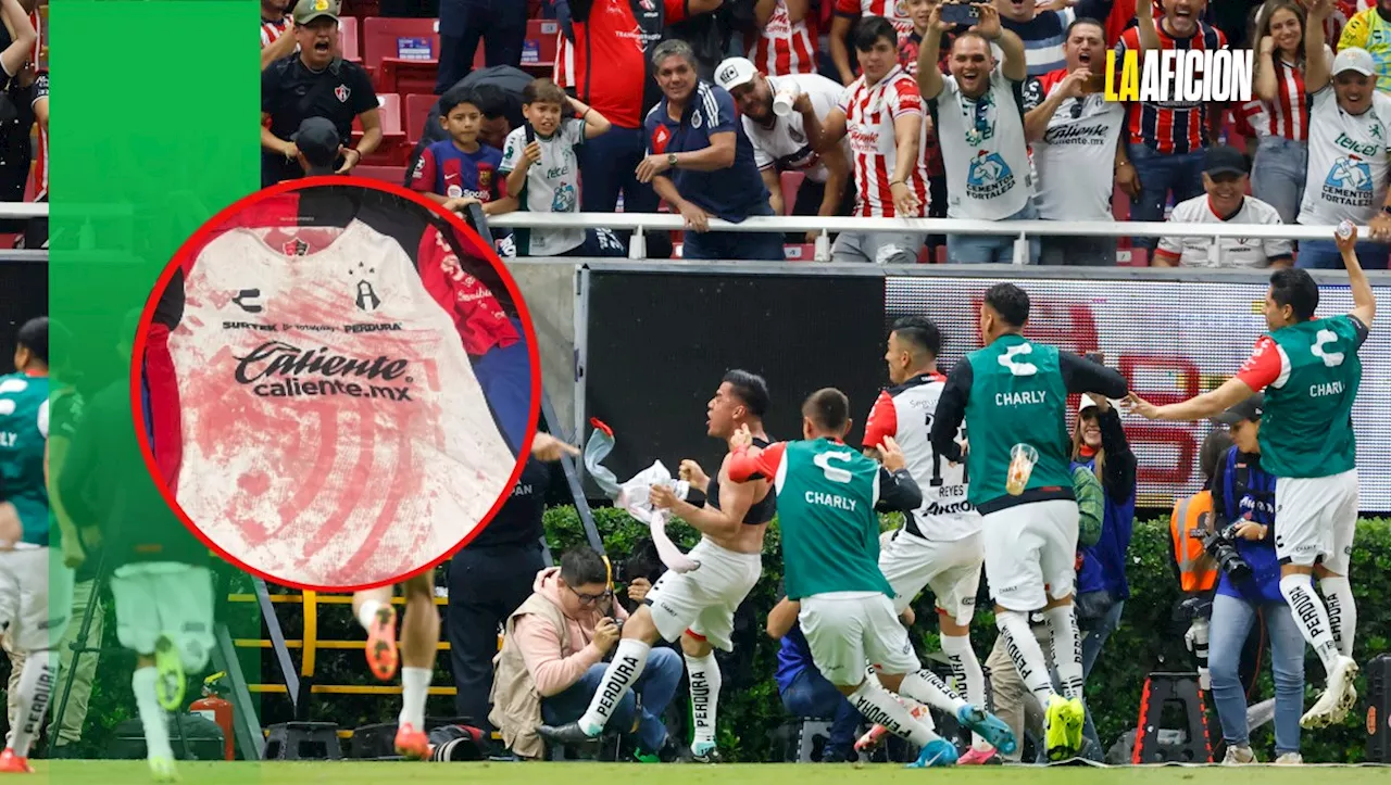 Aficionado de Atlas narra cómo fue navajeado por fans de Chivas en el Estadio Akron: 'Se los llevó la ching...