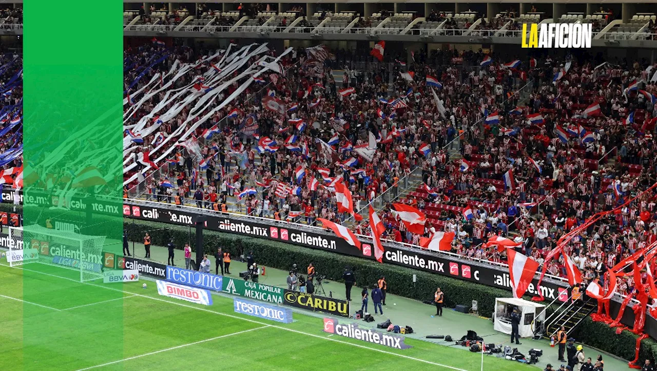 Aficionados de Chivas invaden el campo tras eliminación ante Atlas en el Play In