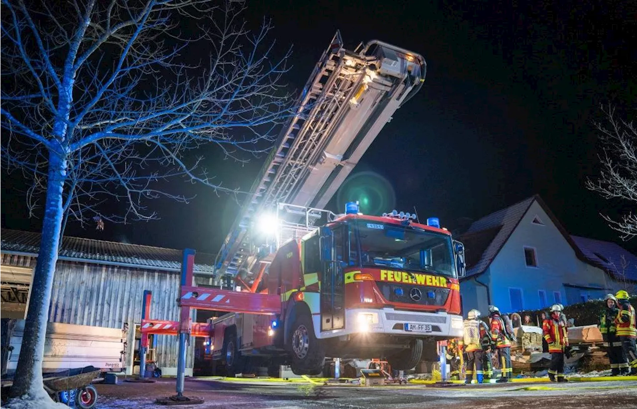 Scheunenbrand in Ursensollen – Bundesstraße für mehrere Stunden gesperrt