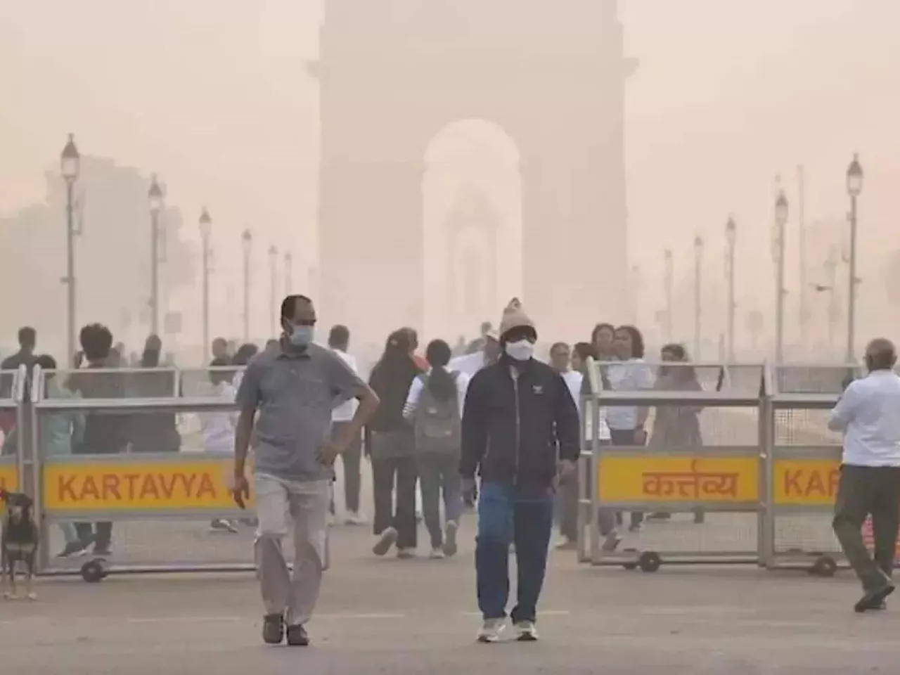 Delhi Pollution: दिल्ली-नोएडा की हवा में थोड़ा सुधार, लेकिन खतरा अभी टला नहीं, जानिए कहां कितना AQI