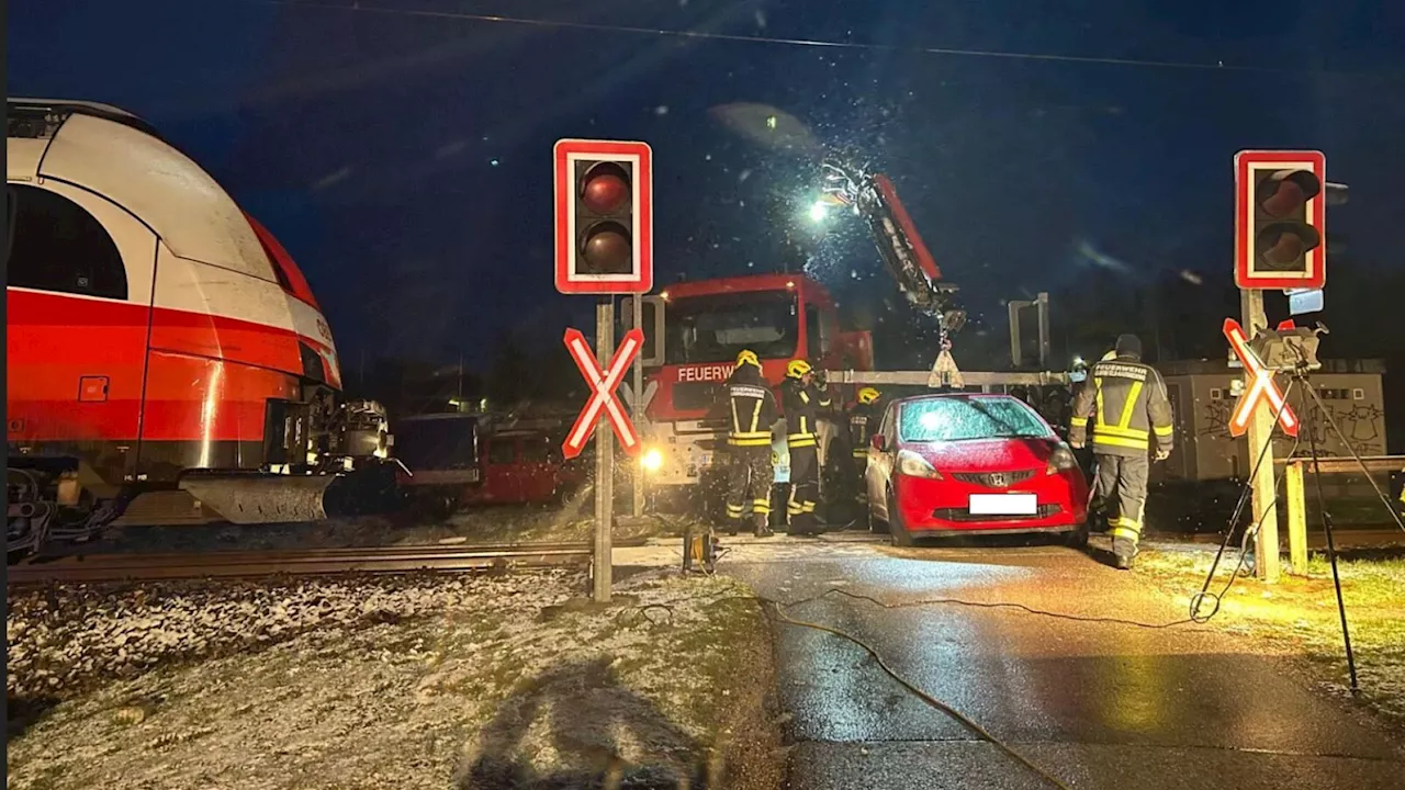 Auto blieb am Bahnübergang hängen: Zug kam knapp davor zum Stehen