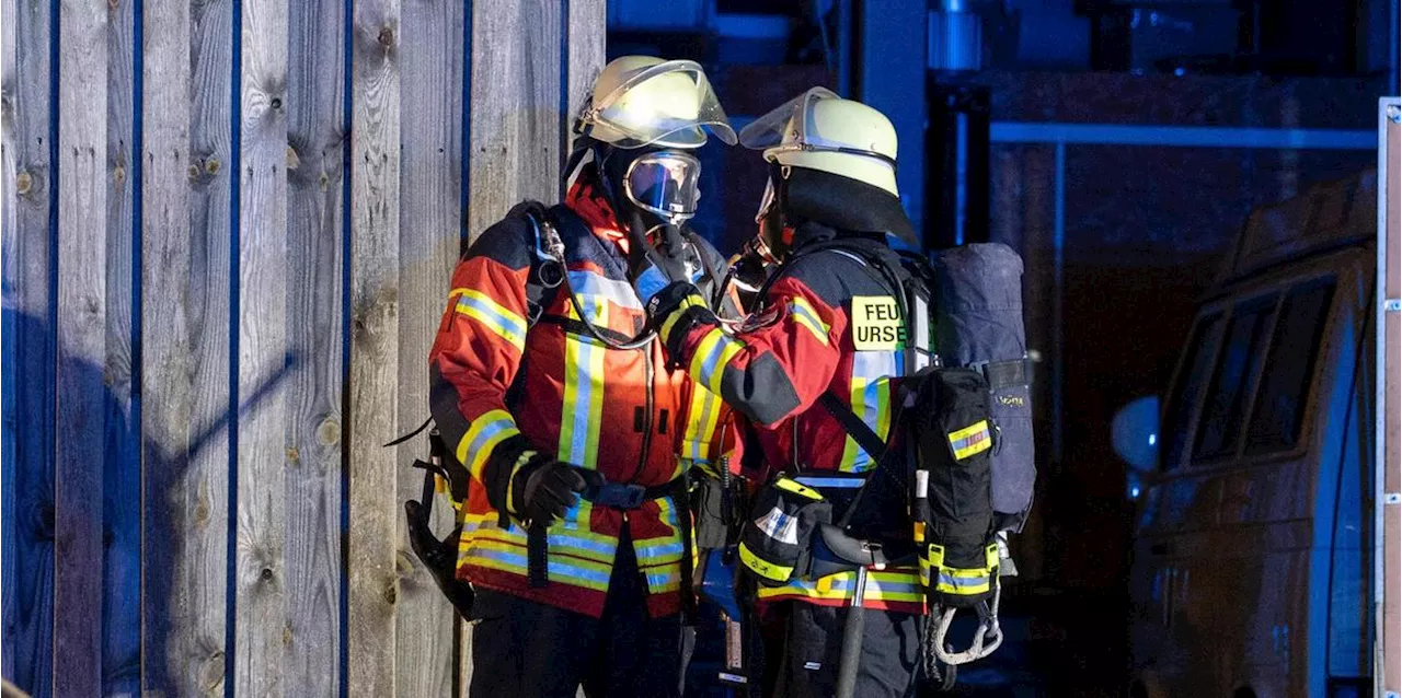 Schwerer Brand in Mittelfranken: Feuerwehr rettet leblosen Mann aus Wohnung, Hund stirbt