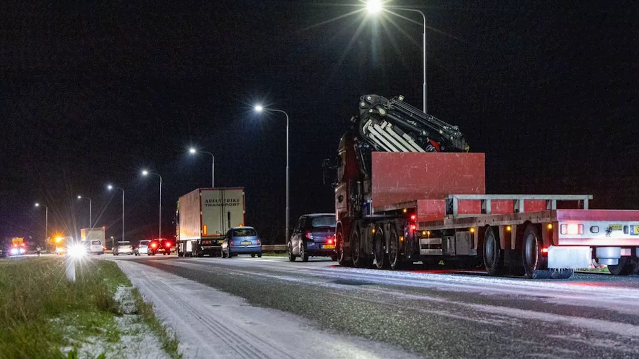 Code geel door winterweer, auto's urenlang gestrand in Noord-Holland