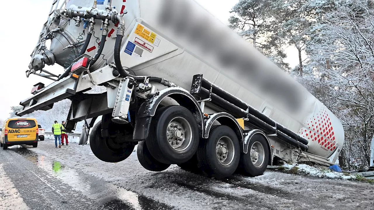 Nordrhein-Westfalen: Silo-Lkw landet auf der Autobahn bei Dorsten im Graben