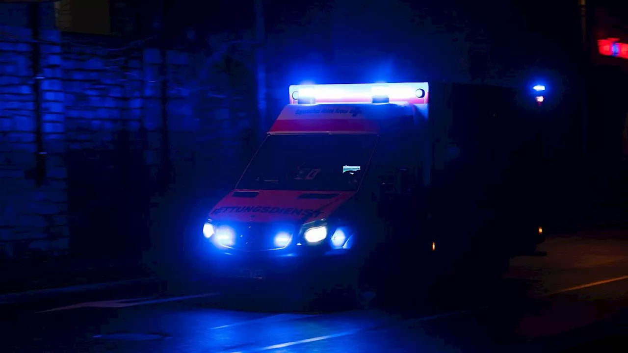 Rheinland-Pfalz & Saarland: Rettungswagen stößt mit Auto zusammen