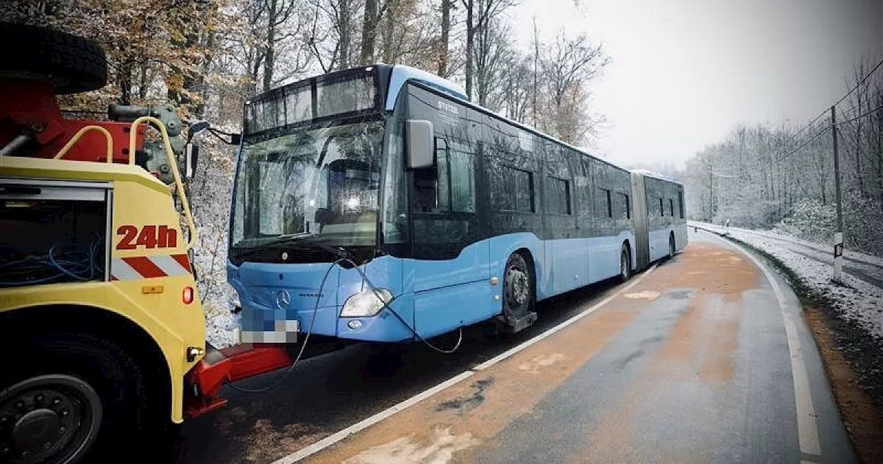 Glätte in Bielefeld: Unfall auf Straße im Teutoburger Wald – 250 Liter Diesel ausgelaufen