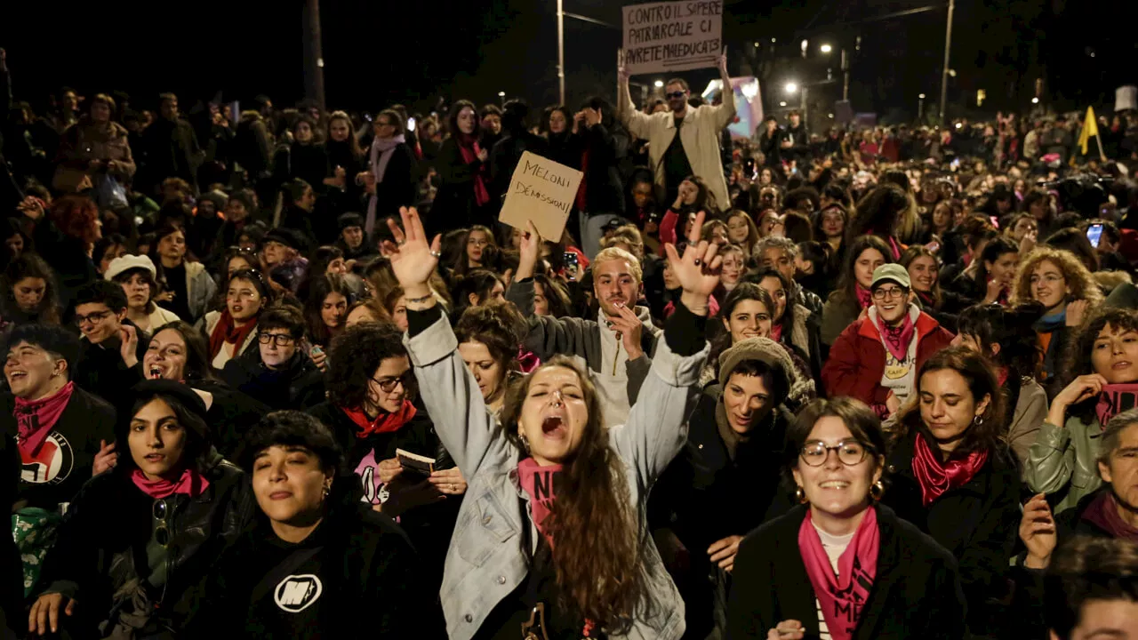 Il corteo di Non una di meno a Roma: la 'marea transfemminista' sfila nelle strade della Capitale