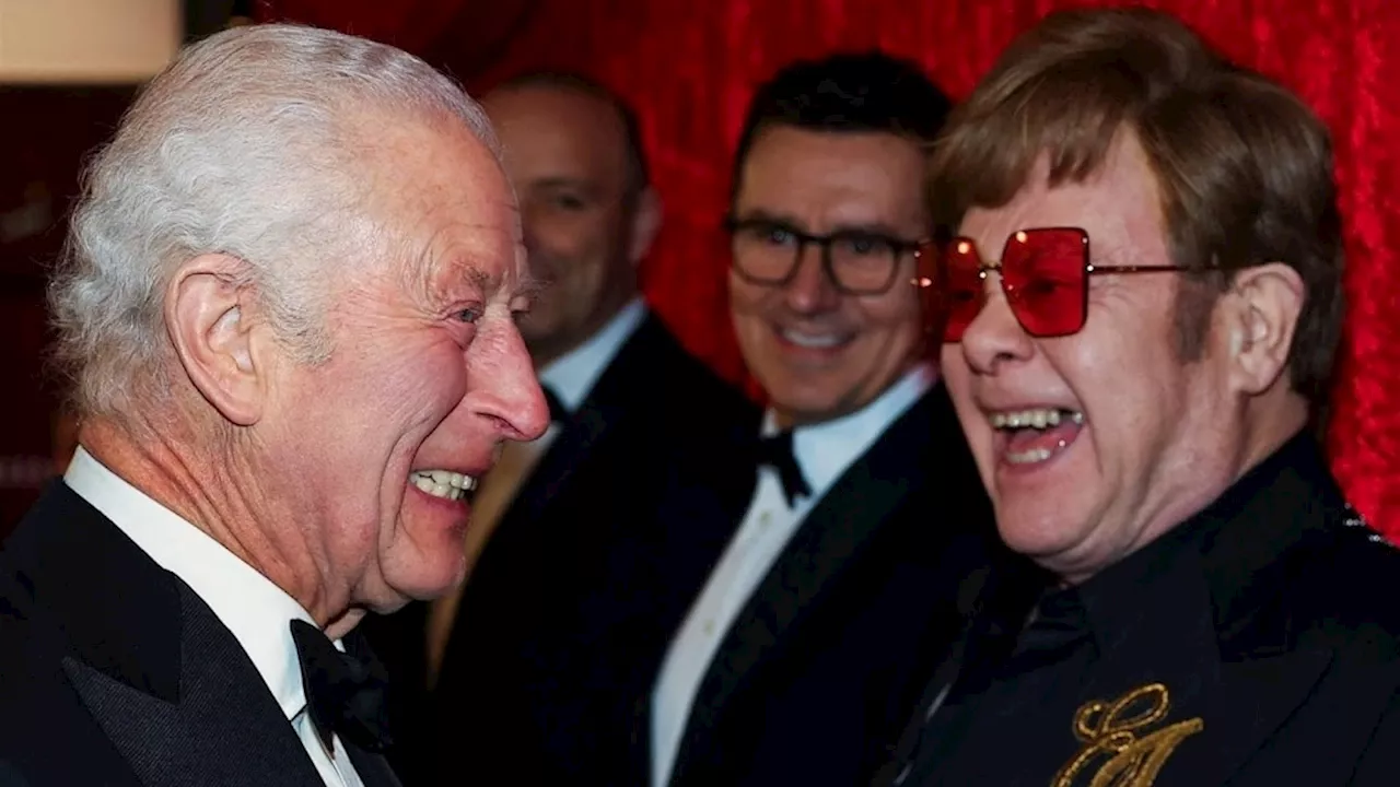 Koning Charles ontmoet Elton John en lacht om Trump-grapjes