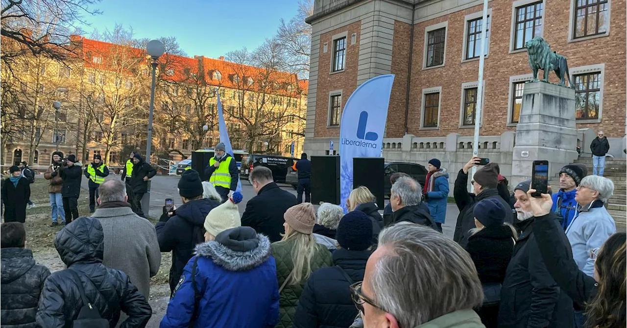 Liberalerna håller manifestation vid rivna tältlägret