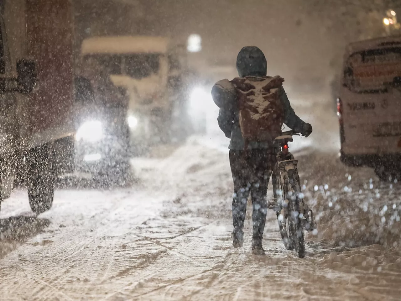 Verkehrschaos und viele Unfälle wegen den starken Schneefällen