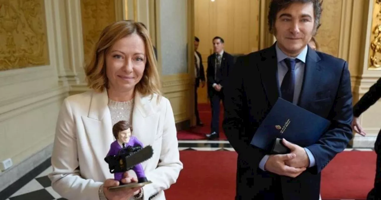 Milei presenteia primeira-ministra da Itália com um boneco de si mesmo com motosserra