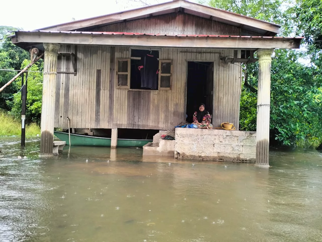 Sungai Golok lepasi paras amaran, penduduk mula berkemas