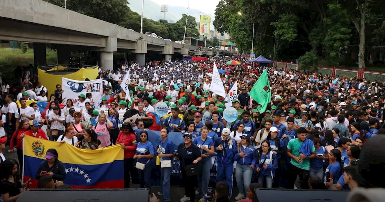 Jóvenes chavistas marcharon en Venezuela como señal de respaldo al gobierno de Nicolás Maduro