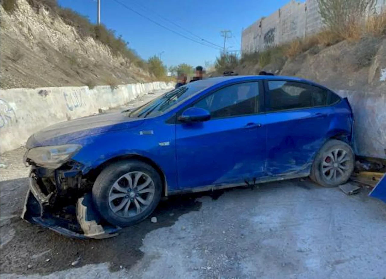 Caen jóvenes con su vehículo a un arroyo en Ramos Arizpe; sin lesionados