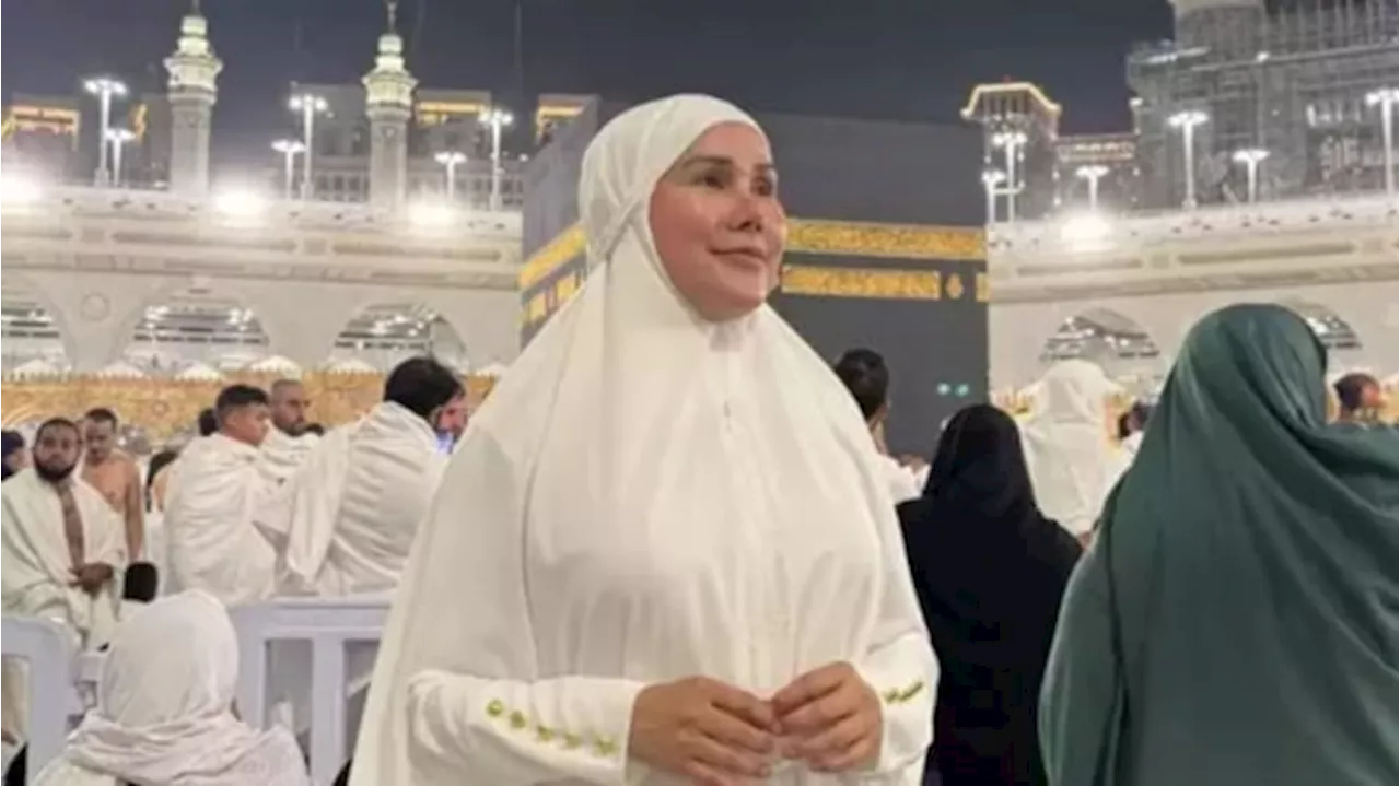 Isa Zega Berdoa Depan Ka'bah, Sebut Nama Nikita Mirzani dan Minta Hal Ini