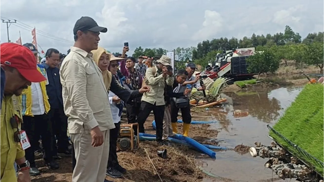 Mentan Amran Sulaiman Tinjau Kegiatan Cetak Sawah di Kalsel, Hadiahkan Alsintan Senilai Rp15 Miliar