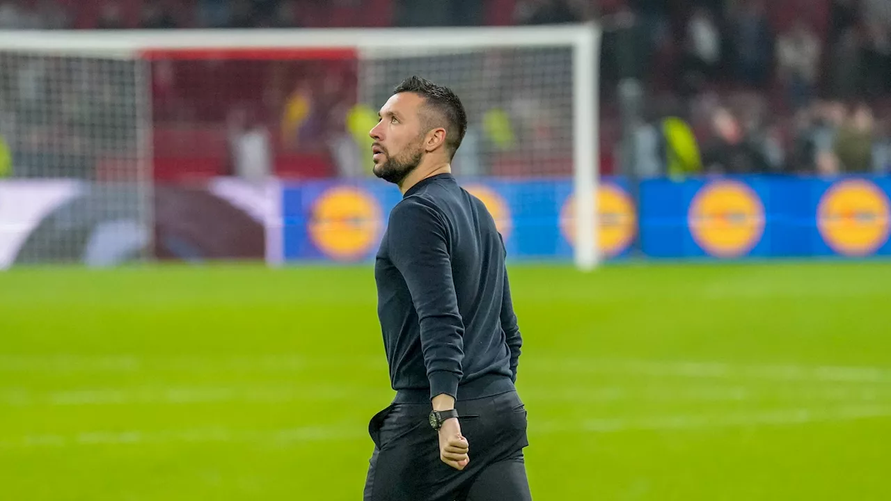 Francesco Farioli hing na twee duels krantenkoppen op in kleedkamer Ajax om helder punt te maken