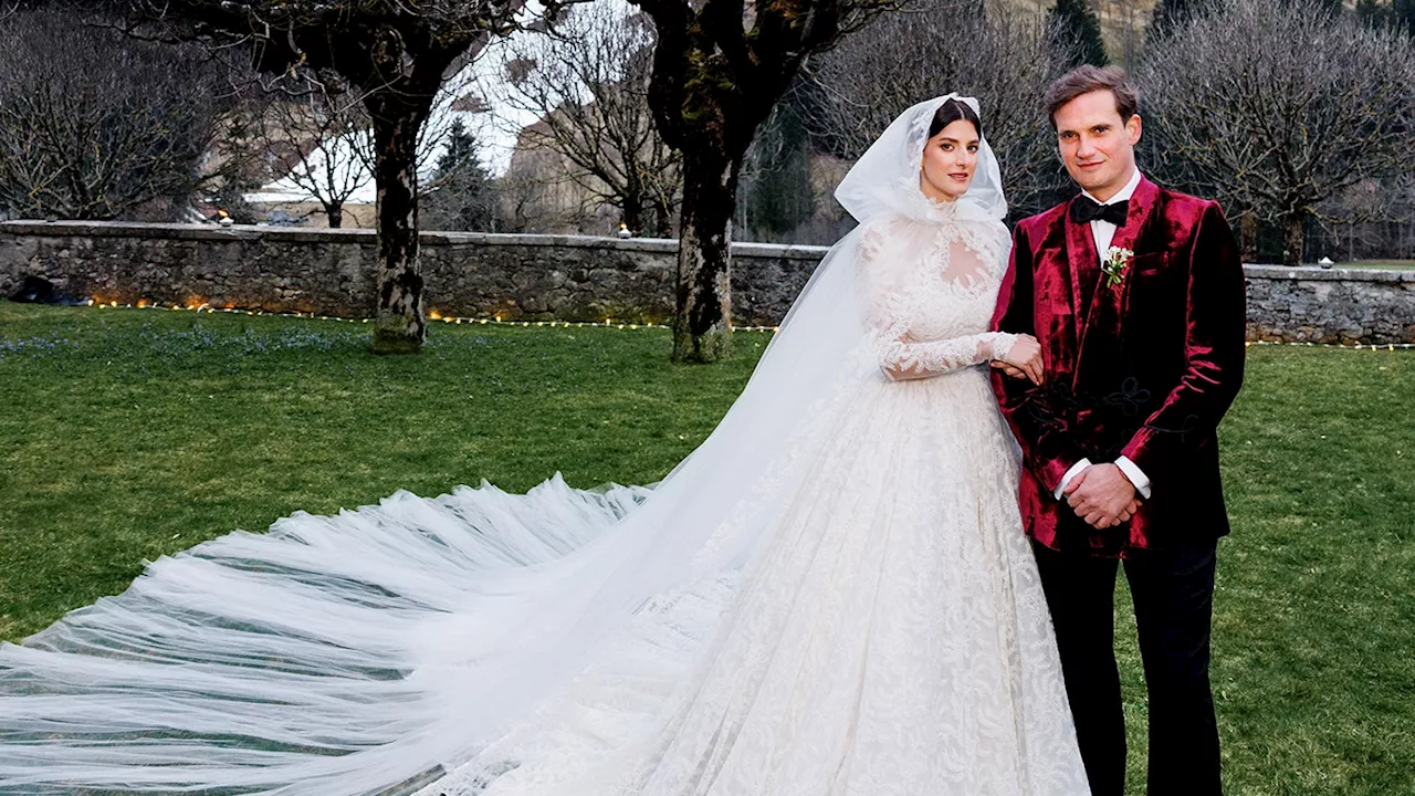 Tatiana de Pahlen portait une robe de mariée Giambattista Valli pour son mariage d'hiver dans le château familial à Gstaad