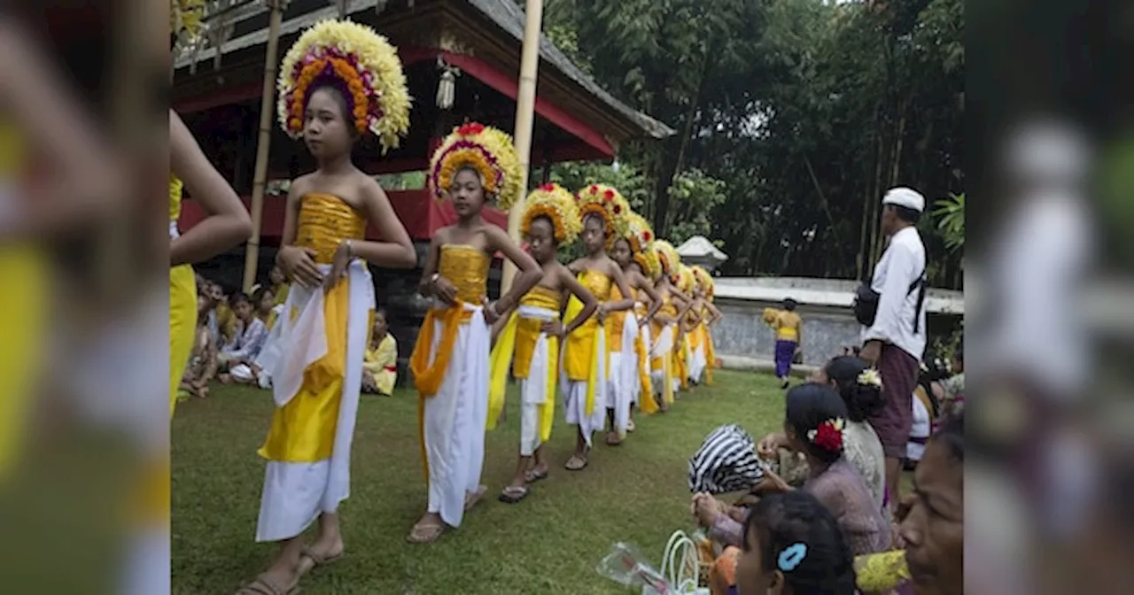 Bali: बाली के हिंदू त्योहार में नृत्य करती हैं बच्चियां, लेकिन इस परंपरा पर मंडरा रहा खतरा