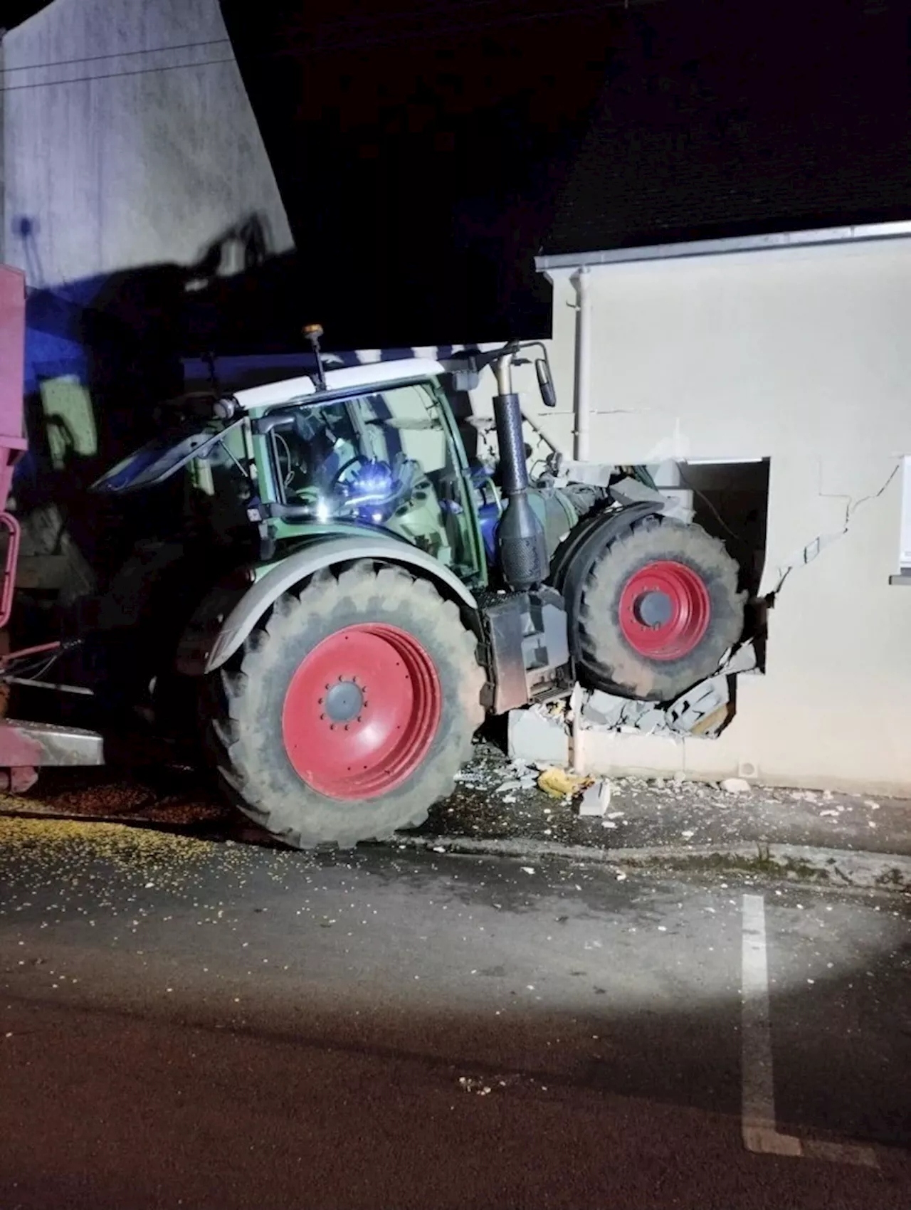 PHOTO. Bretagne : lors d'un spectaculaire accident, un tracteur termine dans une maison