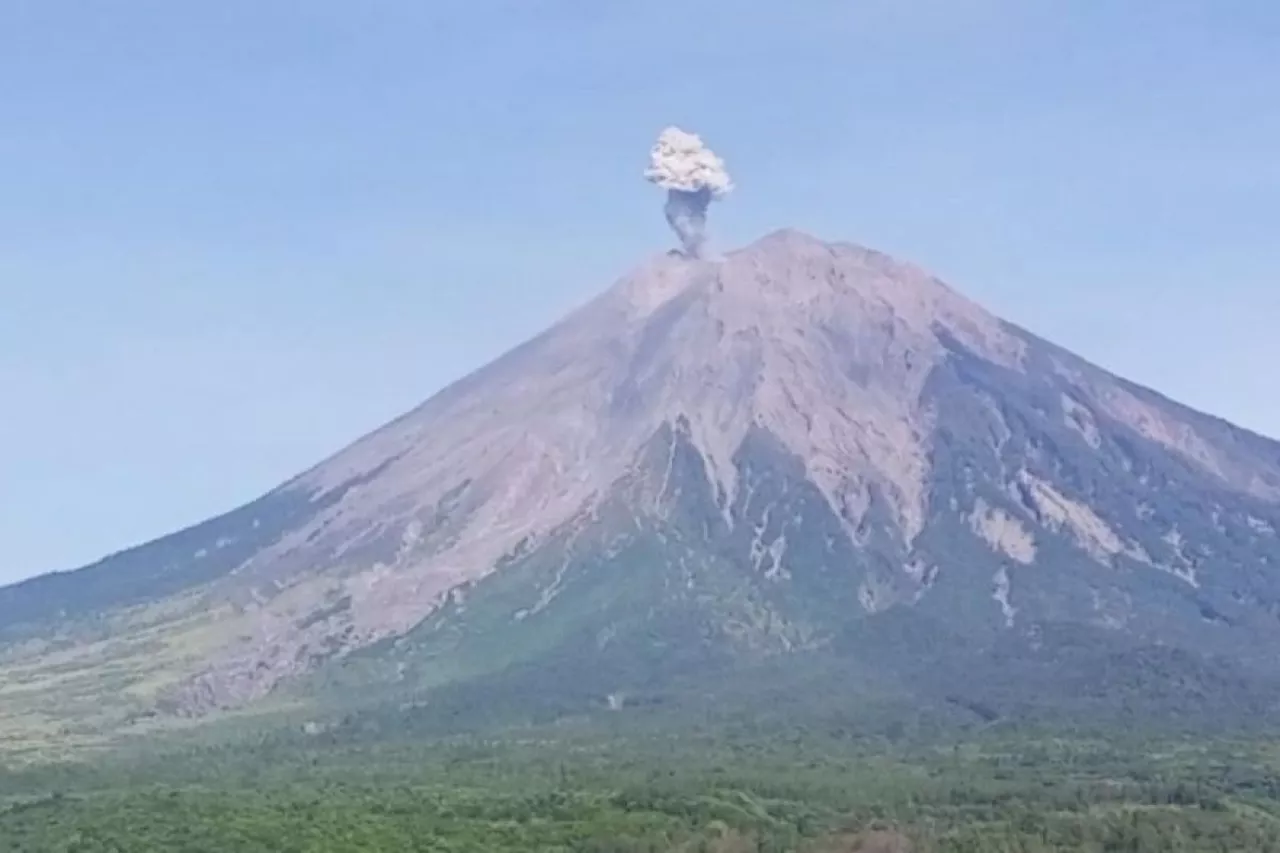 Gunung Semeru dua kali erupsi pada Sabtu pagi