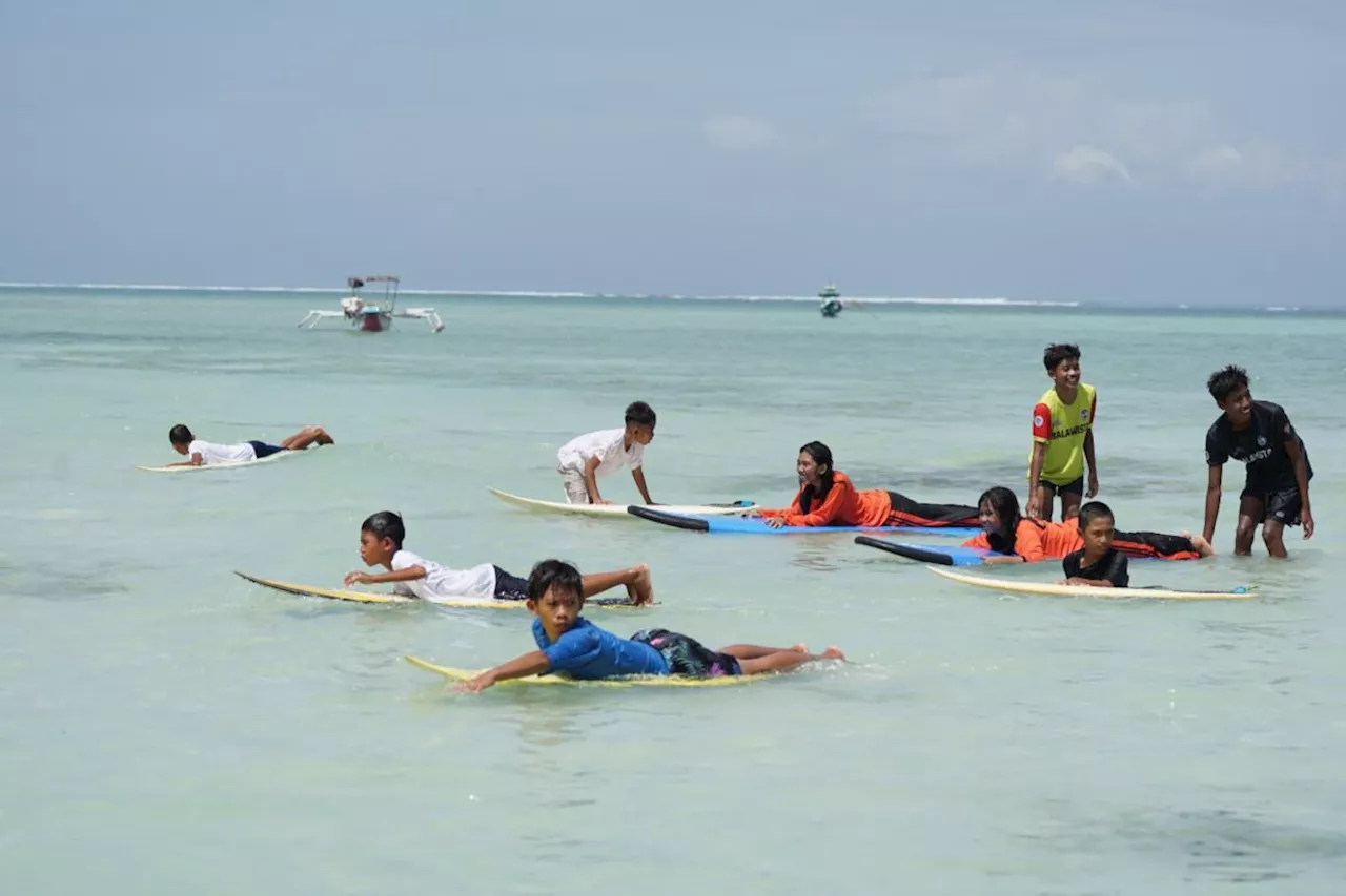 Pemkab Sumbawa Barat programkan surfing masuk sekolah