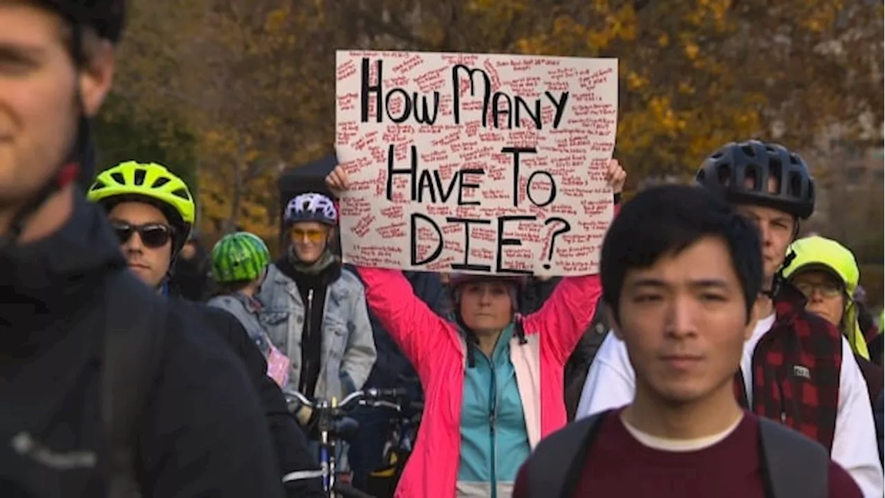 Hundreds of Toronto cyclists rally against Ontario bike lane bill