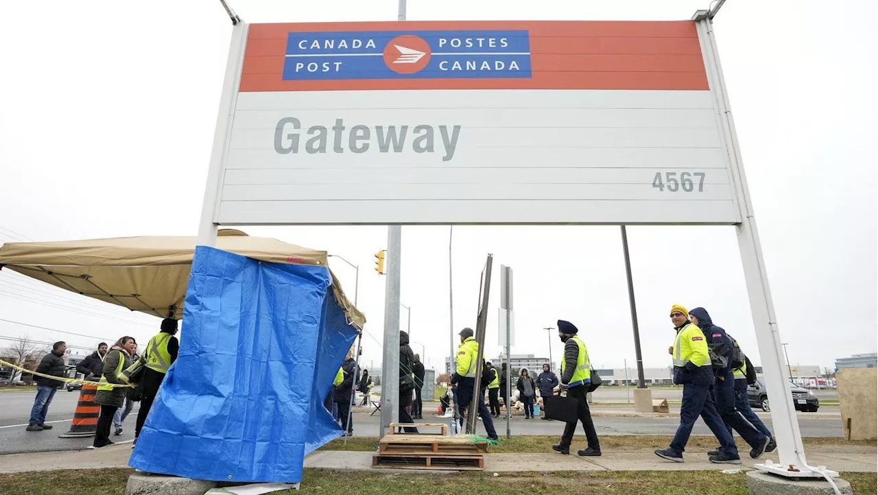 Canada Post down eight million parcels amid strike as talk carry on over weekend