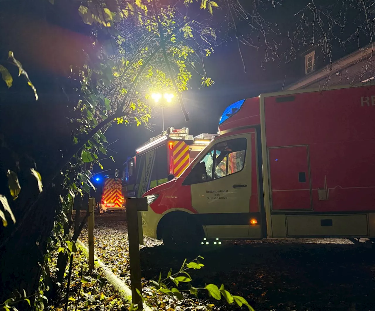 Taxifahrer wird zum Helden: Feuerwehr rettet Mann aus eiskaltem Wasser