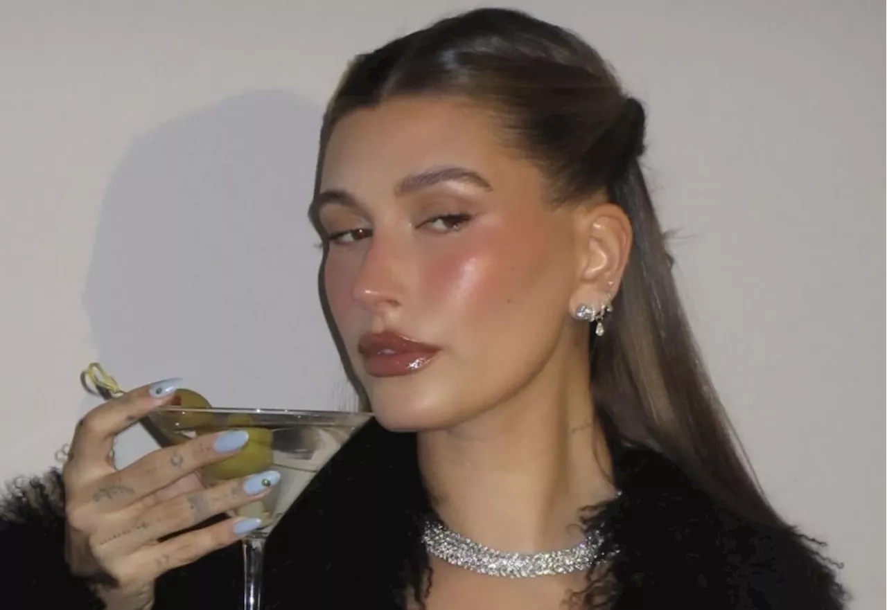 Hailey Bieber Comemora 28 Anos com Amigos