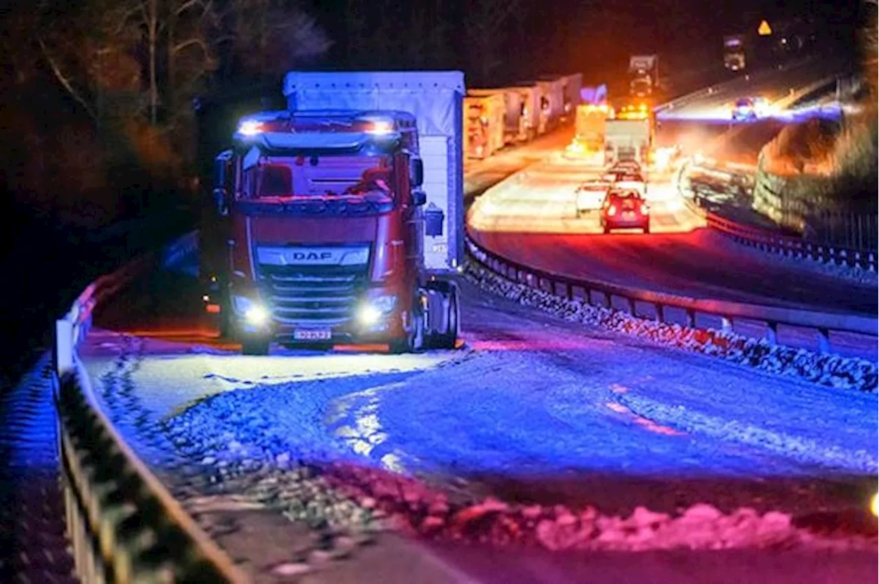 Lastbilar bakom nya snökaoset på E22