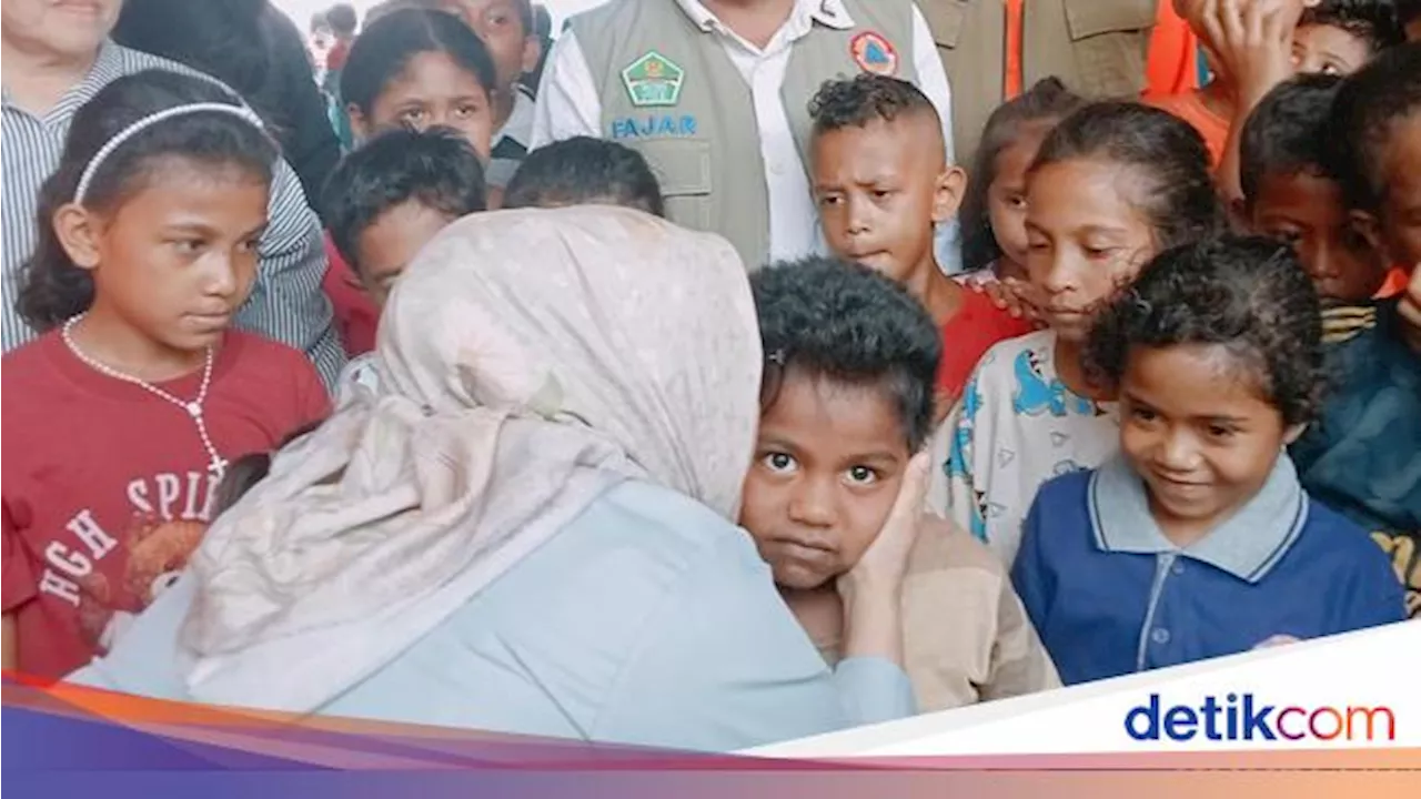 Menteri PPPA Peluk Cium Anak-anak Pengungsi Lewotobi, Beri Dukungan Psikososial