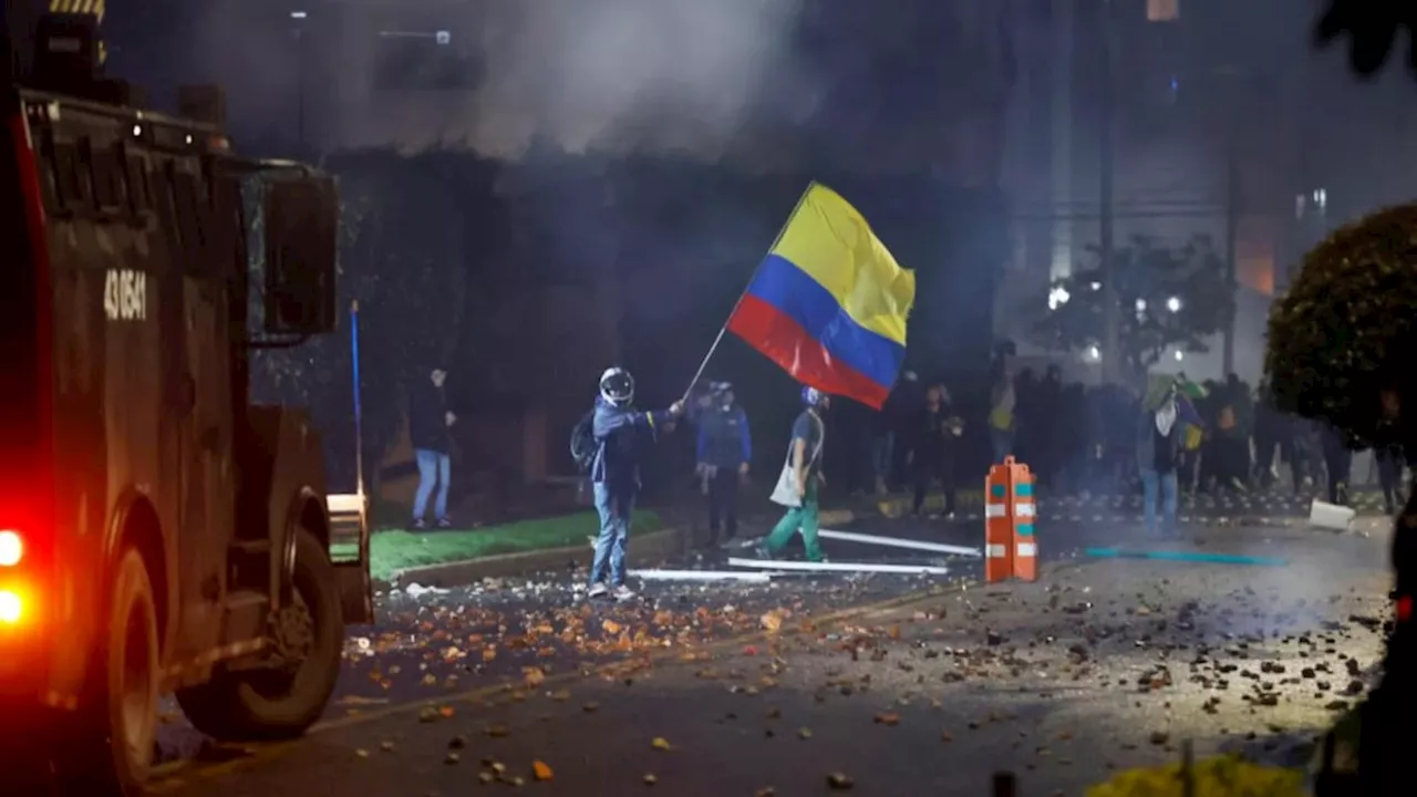 Condenan a dos hombres por intentar quemar vivos a 15 policías durante protestas de 2021 en Bogotá