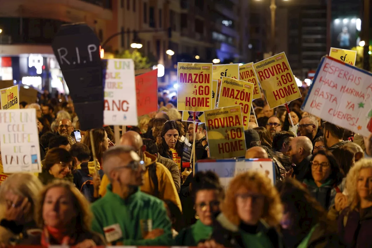 Milhares de pessoas manifestam-se em Valência para exigir a demissão do presidente da Generalitat