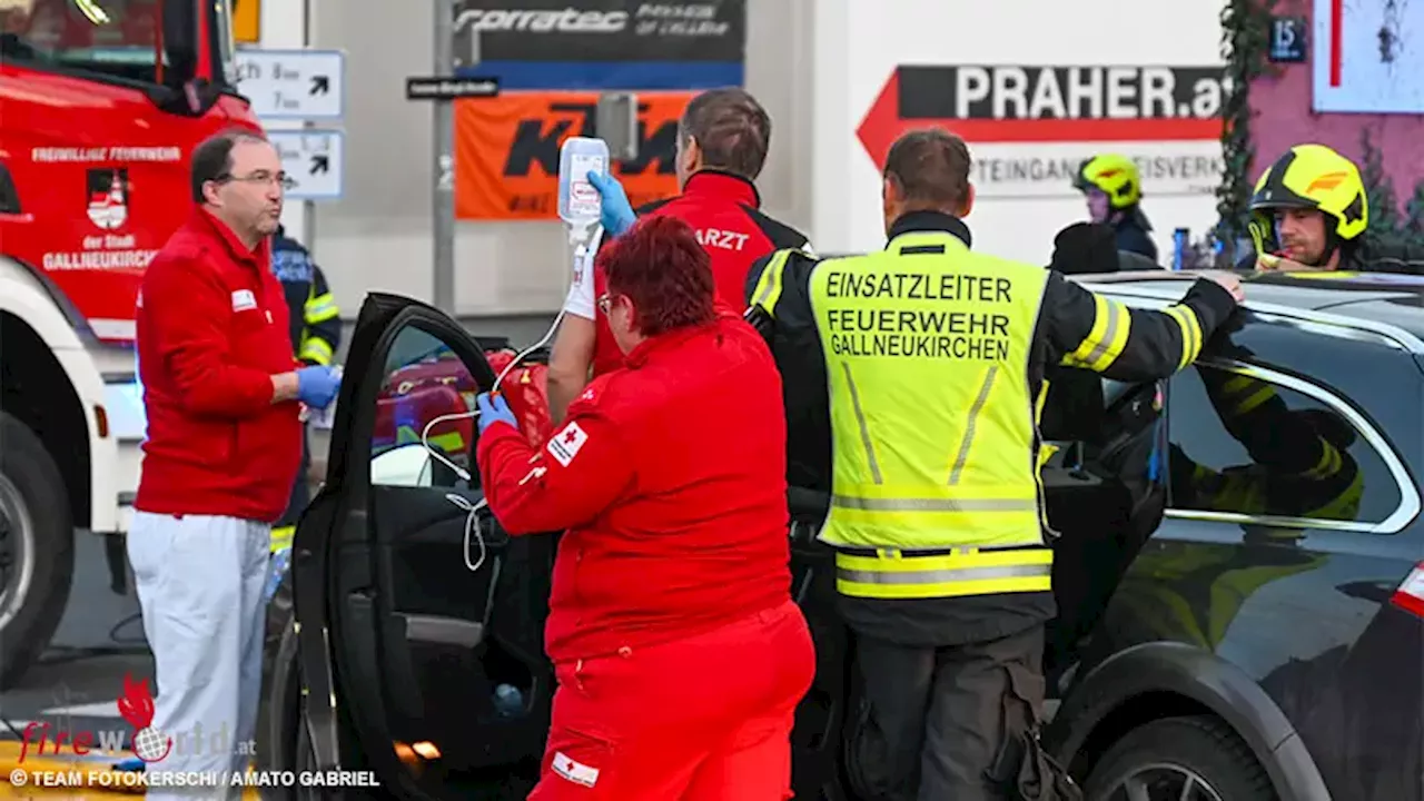 Oö: Kind beim Spielen im Auto in Sitzverstellung eingeklemmt → Feuerwehr muss Beifahrertür ausbauen