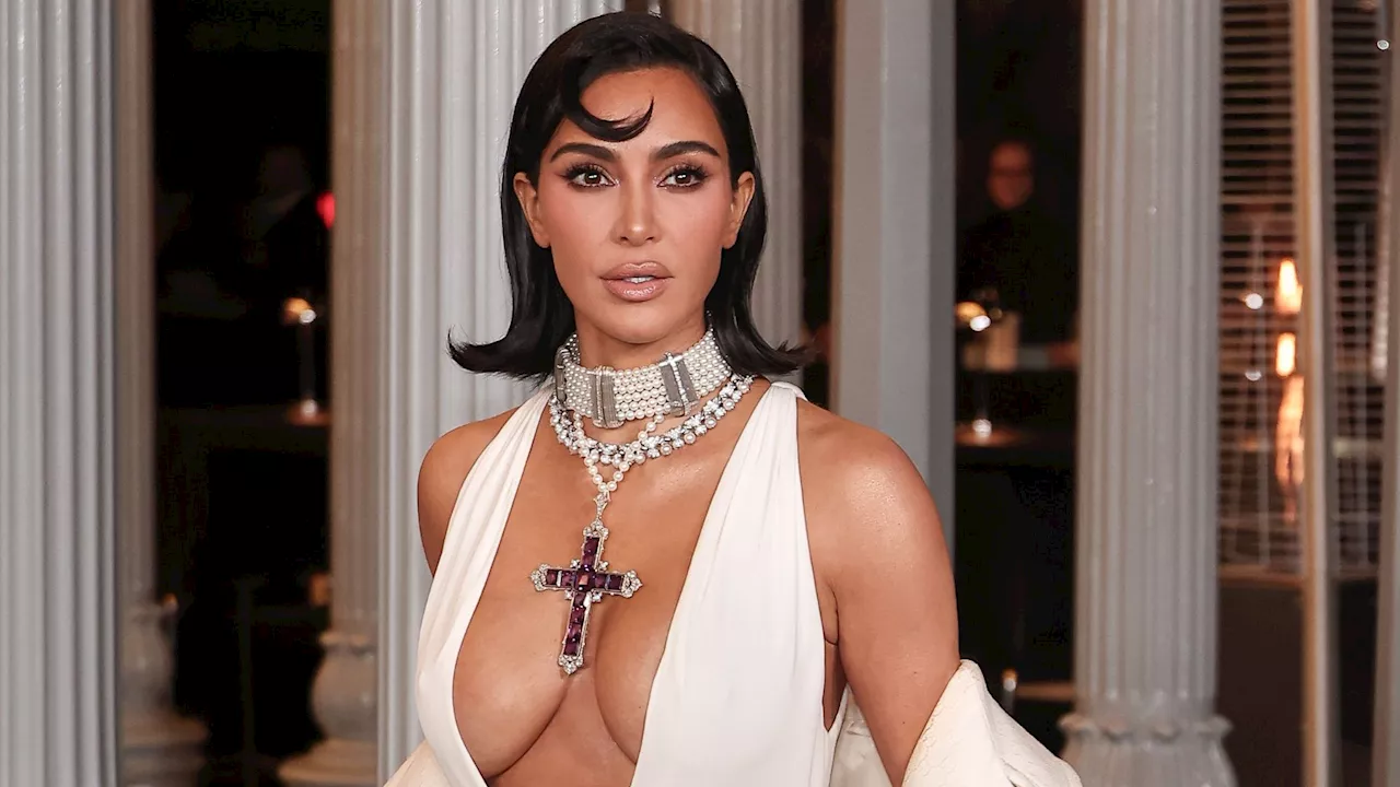 Kim Kardashian dévoile ses abdos en béton en soutien-gorge et en string blanc apparent