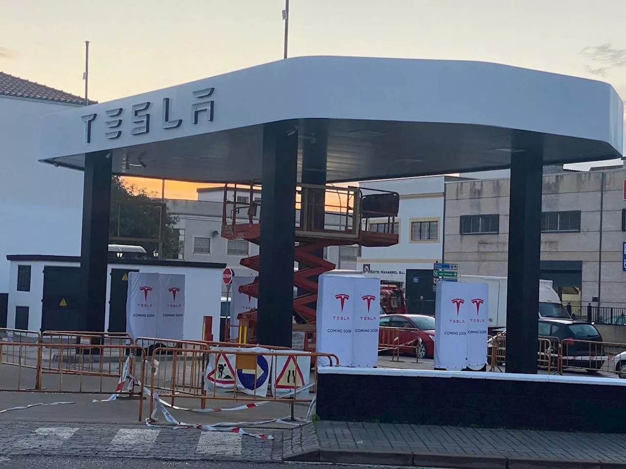 Este es el futuro de España: Tesla convierte una gasolinera en un cargador en Córdoba