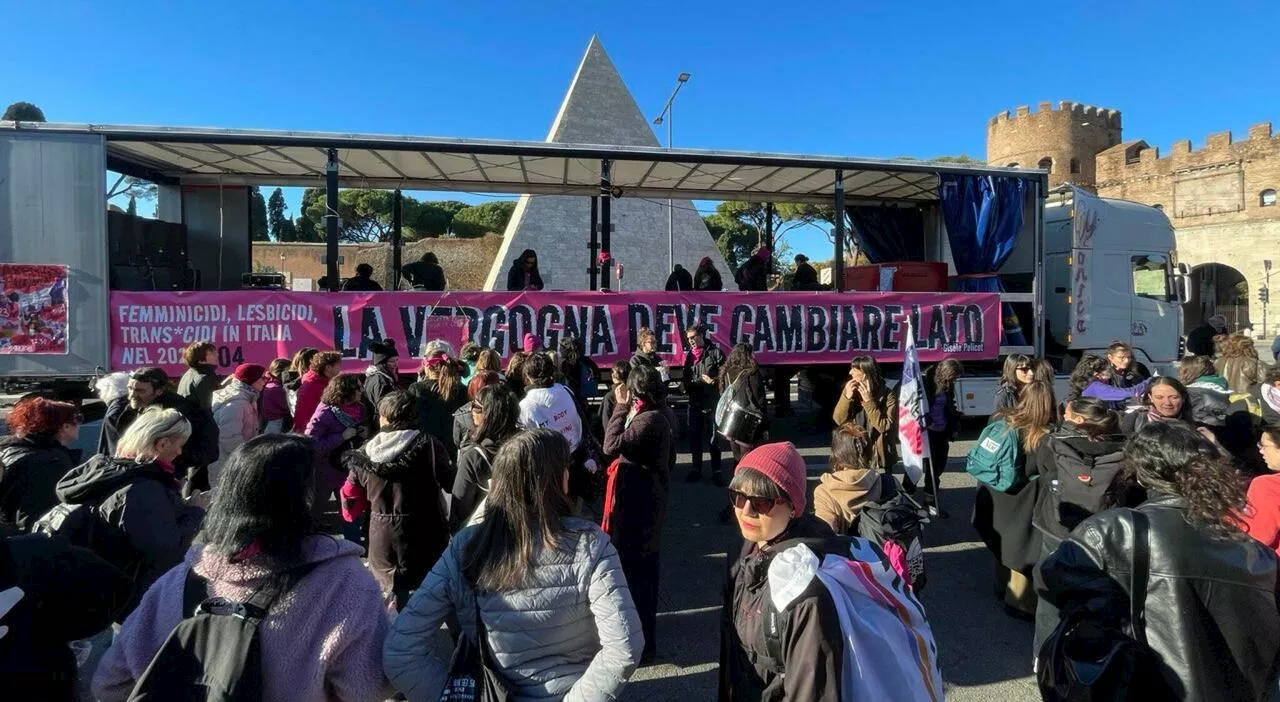 Non Una di meno Roma: attese migliaia di persone al corteo contro la violenza alle donne. Si parte da piazzale