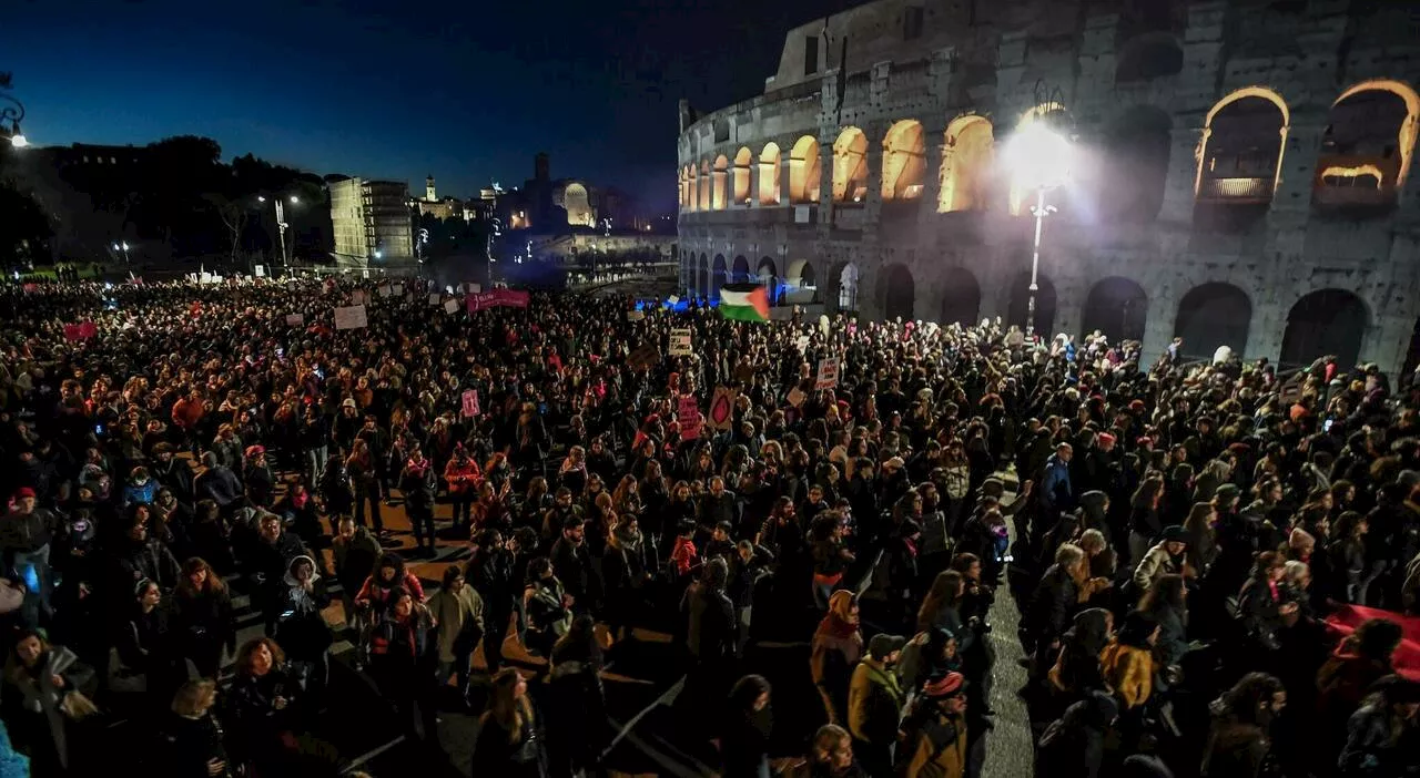 Non Una di meno Roma, il corteo contro la violenza sulle donne: «Siamo in 150mila». Contestato il ministro Val