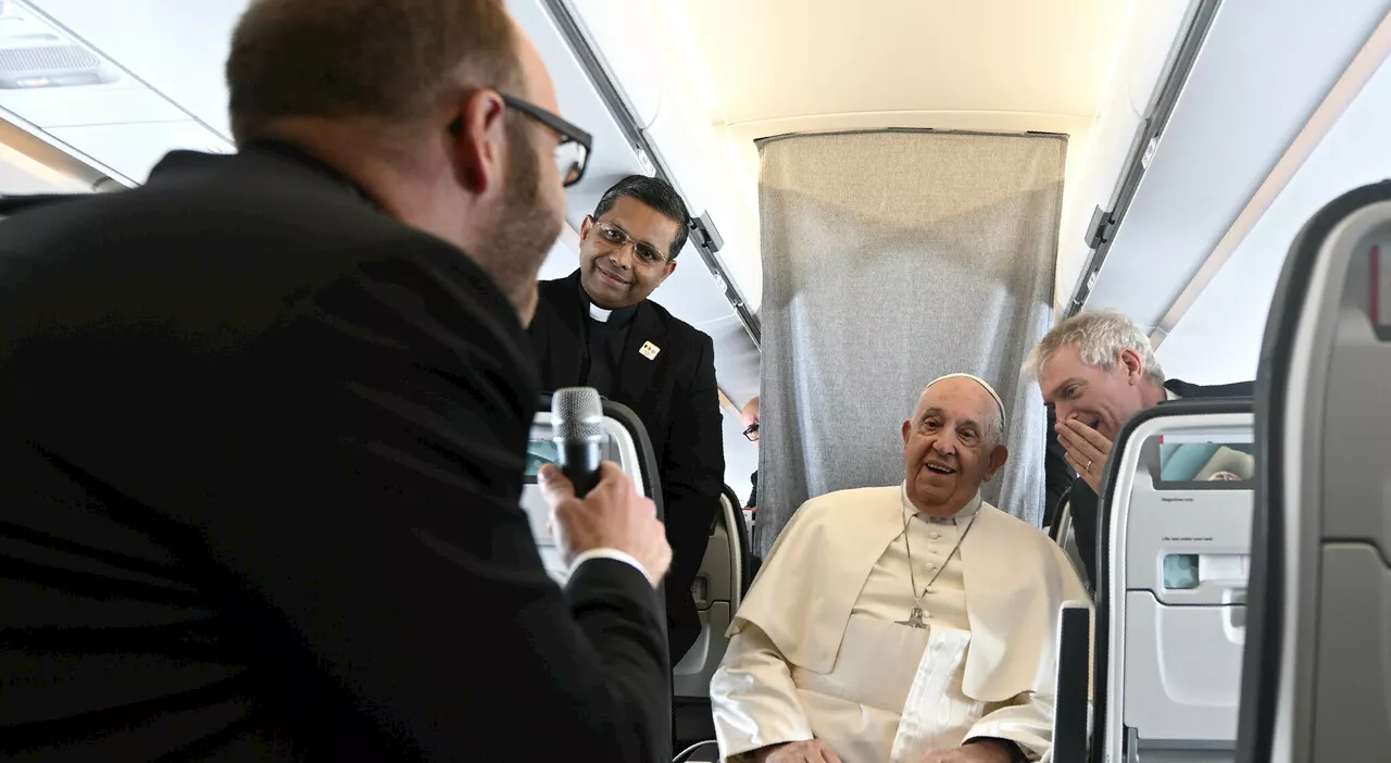 Papa Francesco snobba Parigi (e Notre Dame) per volare in Corsica dove infuria il tema dell'autonomia