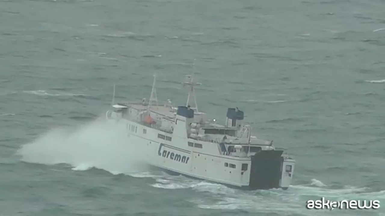 Tempesta sul golfo di Napoli: Capri colpita da una mareggiata