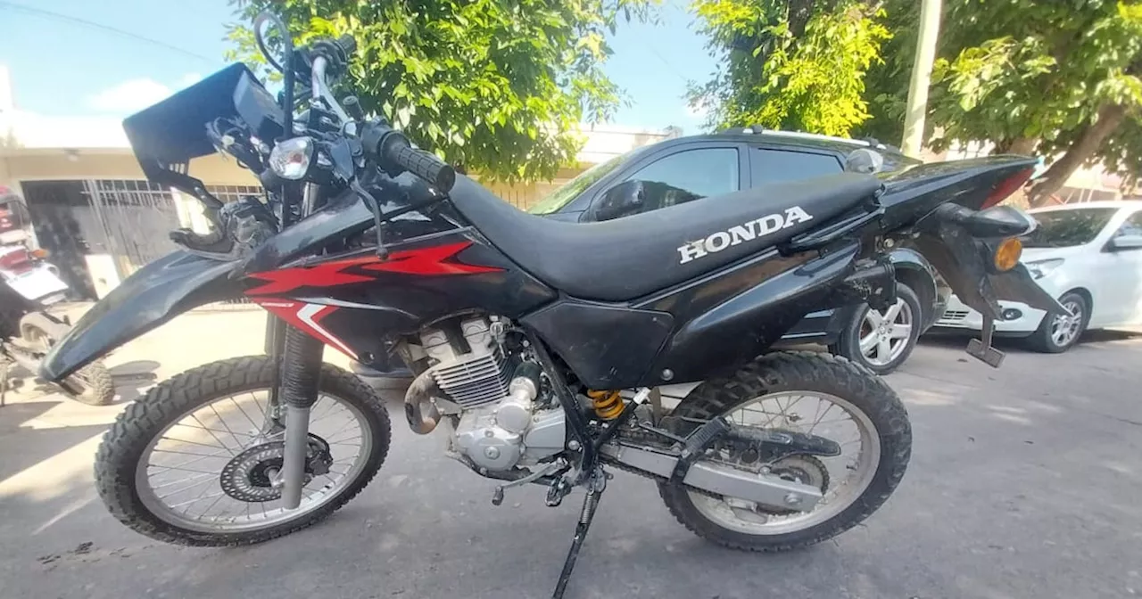 Córdoba: iban armados en una moto robada, quisieron escapar y los detuvieron tras un choque