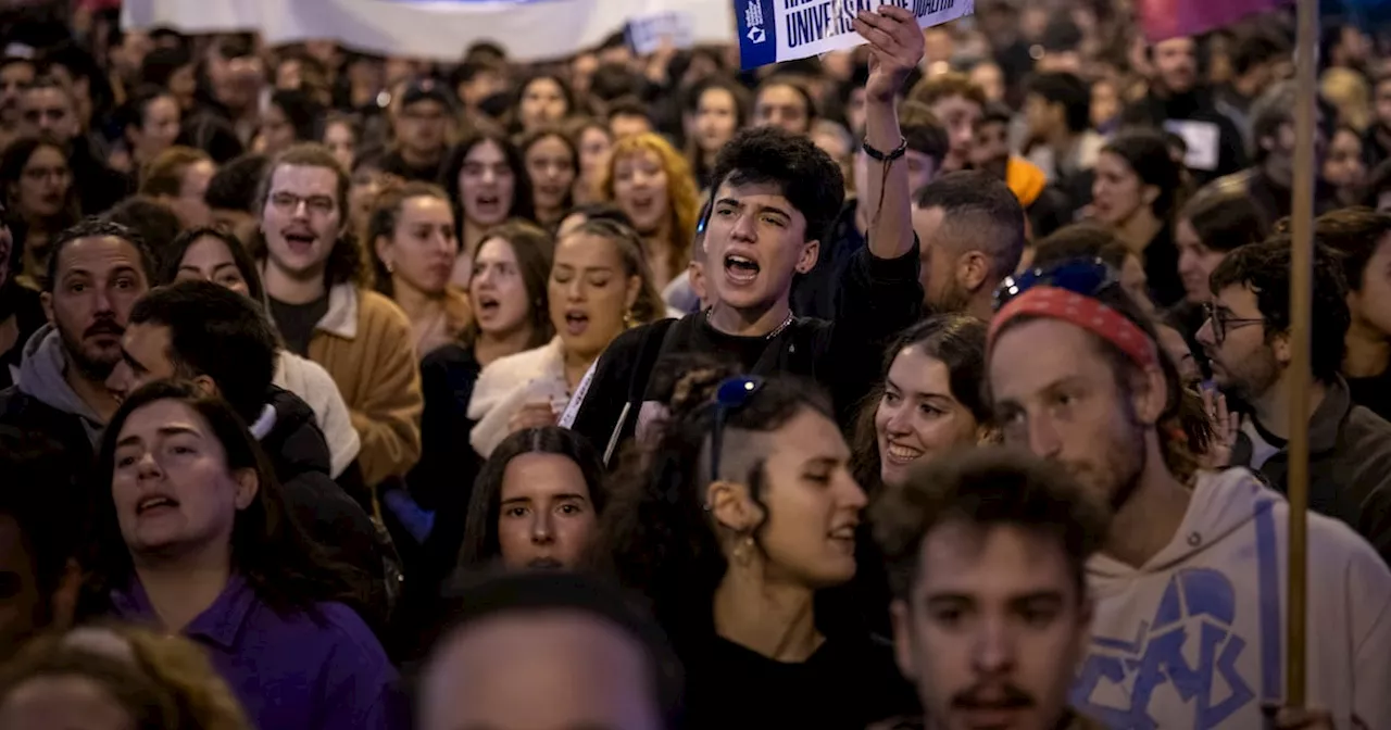 Decenas de miles de españoles protestan en Barcelona por altos costos de alquileres