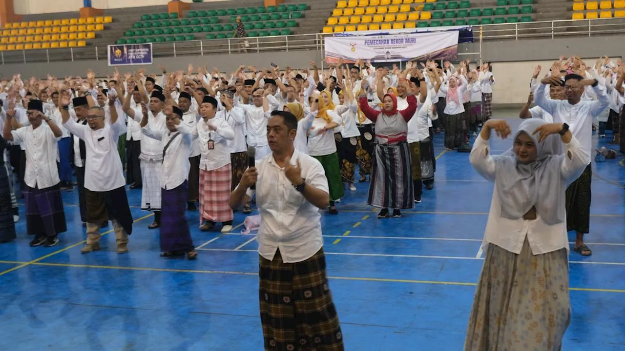 Pemprov Jabar Pecahkan Rekor MURI Pemakaian Sarung Tenun Terbanyak di Indonesia