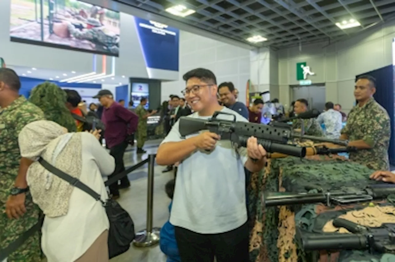 From M16 to sniper rifles, Madani govt event visitors all smiles handling Armed Forces’ weapons usually only seen in Merdeka parades