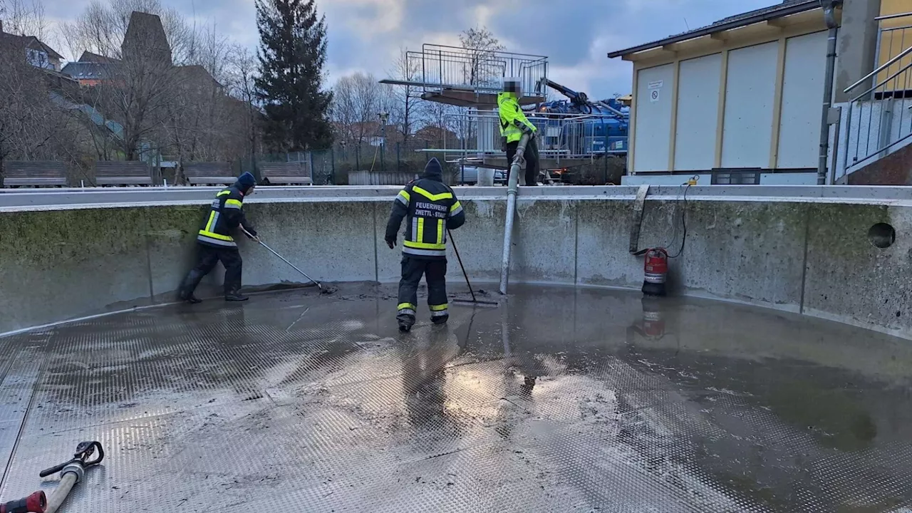 Außenbecken im ZwettlBad vom Hochwasser-Schlamm befreit