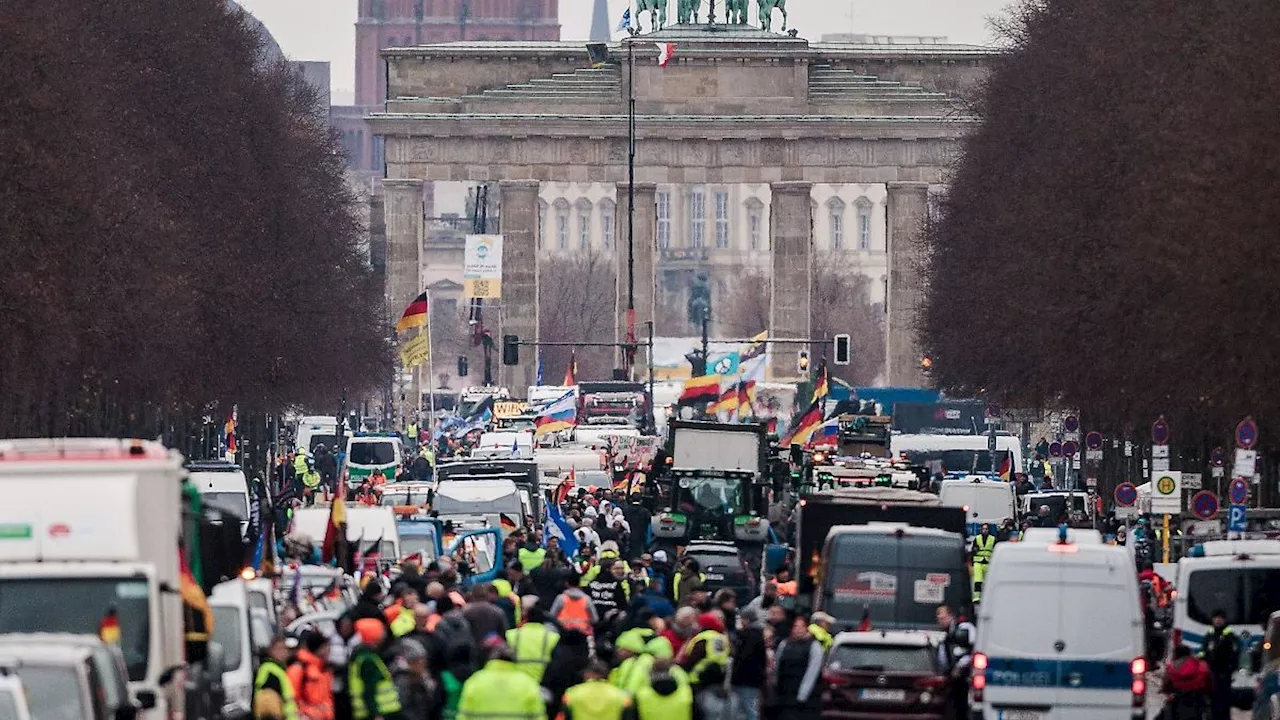 Berlin & Brandenburg: Traktoren sammeln sich für Demo am Brandenburger Tor